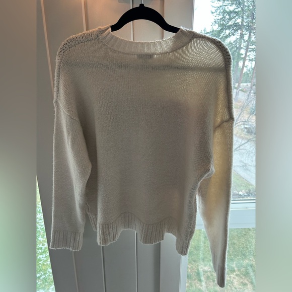 Beautiful Design Knit Sweater - Picture 3 of 4